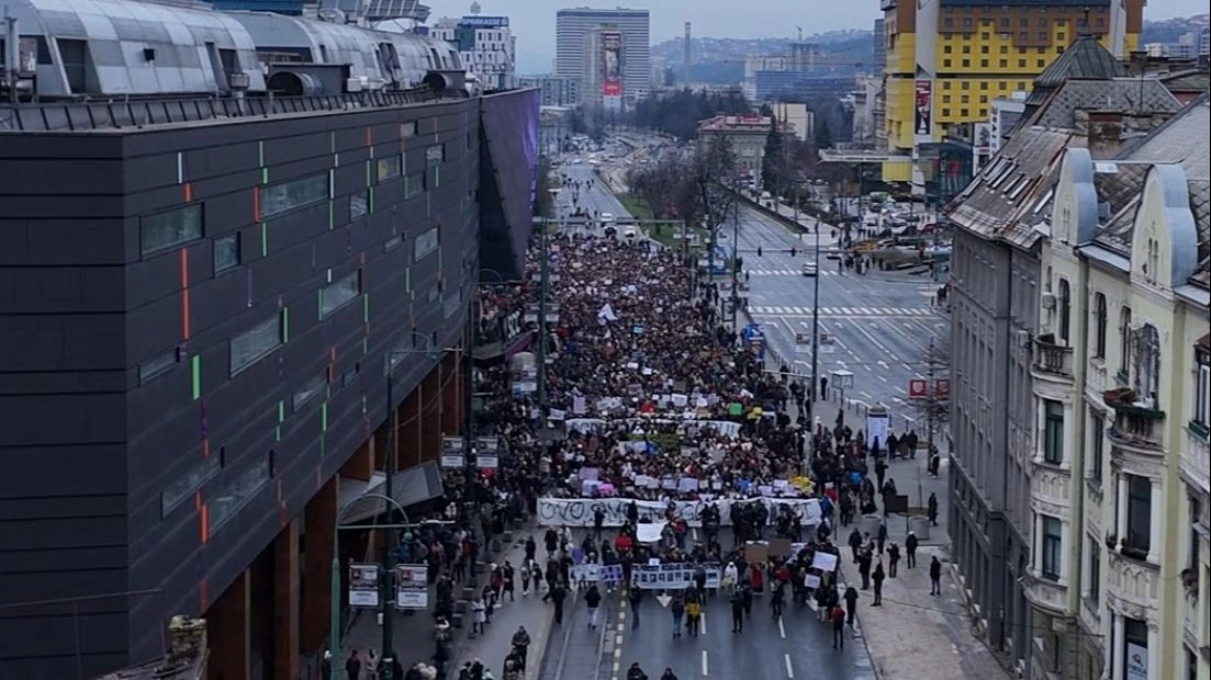 Snimak iz zraka: Masovni prosvjedi u Sarajevu, velika podrška građana iz svih generacija